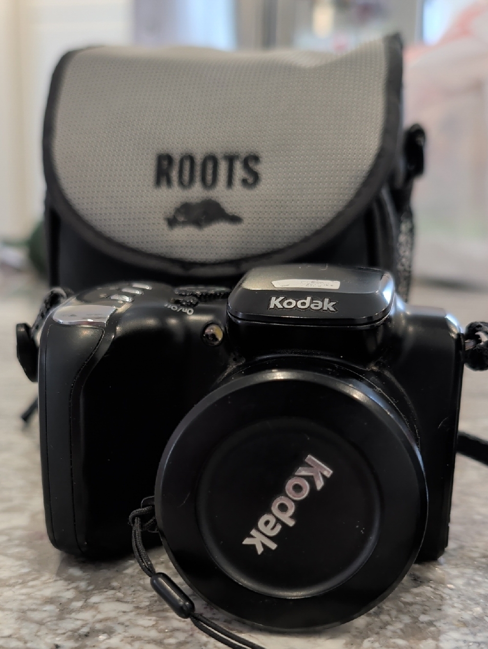 Kodak EasyShare Z712 IS Digital Camera Bundle 12x Optical Zoom Roots Bag WORKING